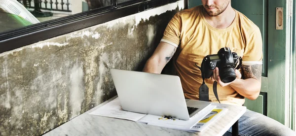 Mann mit Kamera mit Laptop — Stockfoto