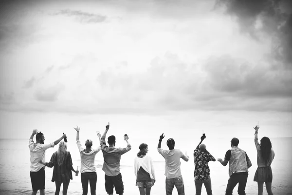 Friends have fun at Beach Party — Stock Photo, Image