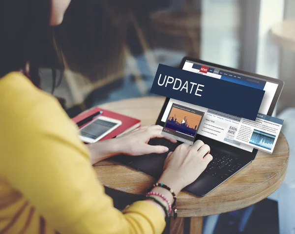 Frau benutzt Laptop im Büro — Stockfoto