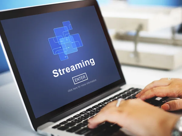 Ordenador con streaming en monitor — Foto de Stock