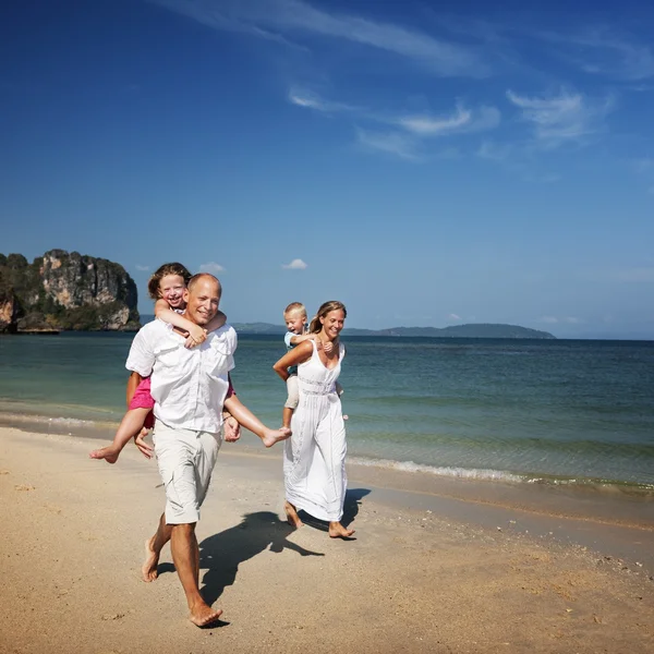 Rodziny z dziećmi na plaży — Zdjęcie stockowe