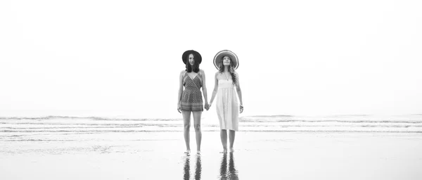 Frauen entspannen sich am Strand — Stockfoto