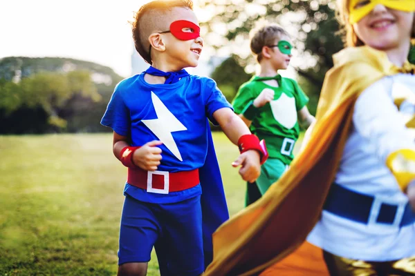 Grappige kinderen buiten spelen — Stockfoto