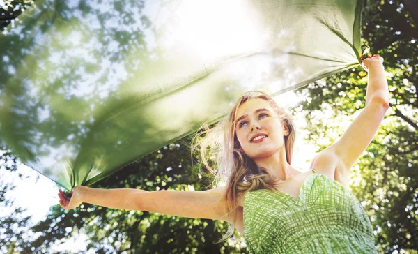 Mujer Relájate en la naturaleza — Foto de Stock