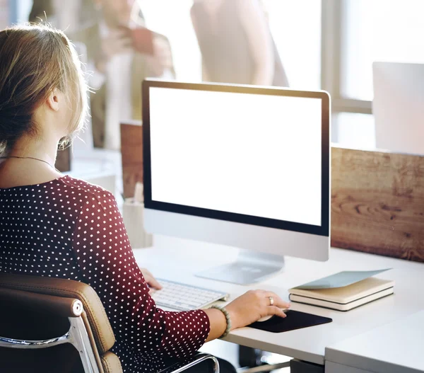 Donna d'affari che lavora su computer con monitor vuoto — Foto Stock