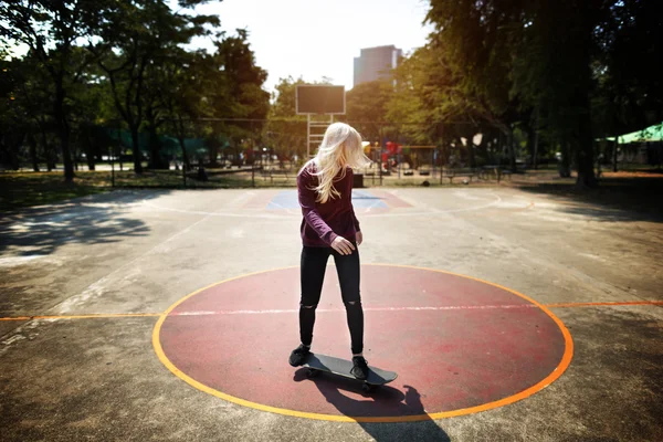 Mulheres jovens e skate — Fotografia de Stock