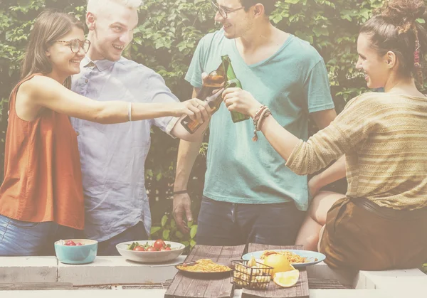 Friends drinking outdoors — Stock Photo, Image