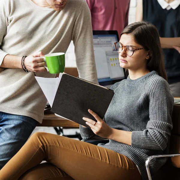 Hipsters werken in hedendaagse kantoor — Stockfoto