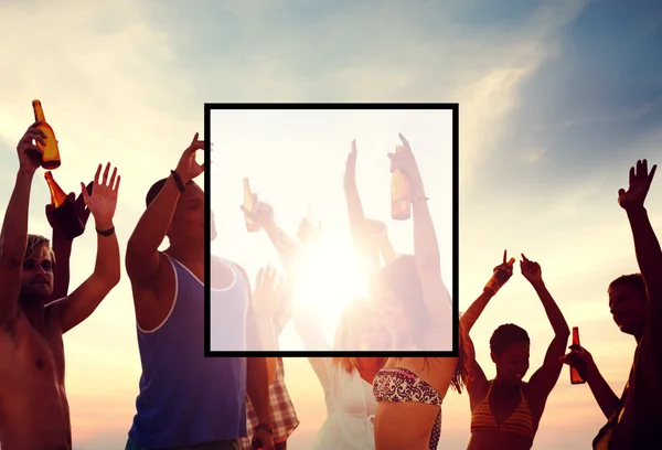 Mensen genieten van strand partij — Stockfoto