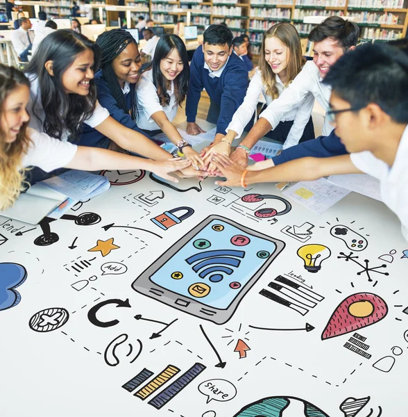 Estudiantes tomados de la mano —  Fotos de Stock