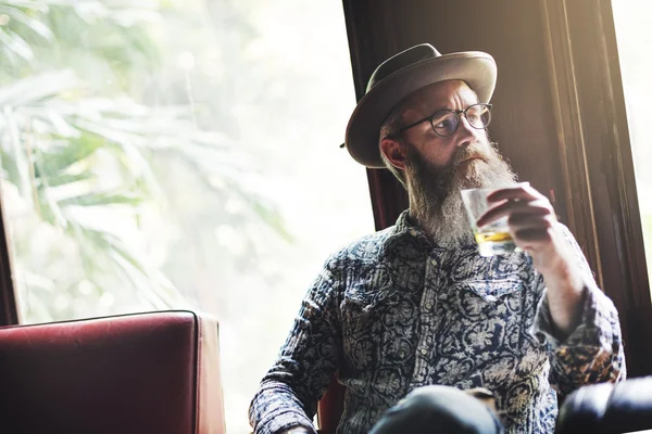 Schöner Hipster Mann trinkt in Bar — Stockfoto