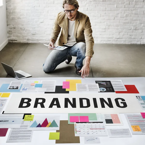 Zakenman werken met branding — Stockfoto