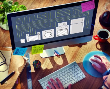 Bilgisayar kullanan adam 