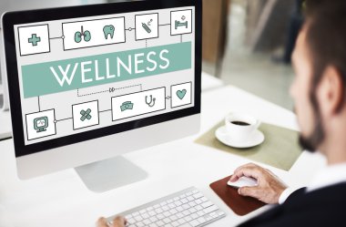 Bilgisayarda çalışan iş adamı