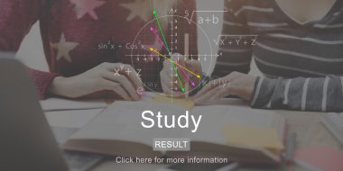 Birlikte kitap okuyan kadın