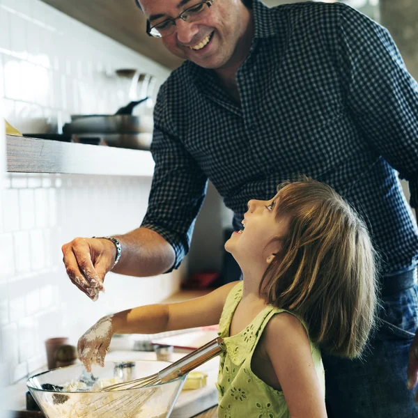 Menina com pai fazendo biscoitos — Fotografia de Stock