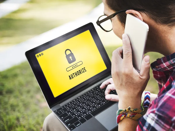 Homem trabalhando com laptop no parque — Fotografia de Stock