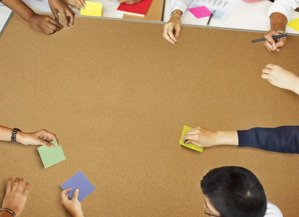 Estudantes brainstorming na universidade — Fotografia de Stock