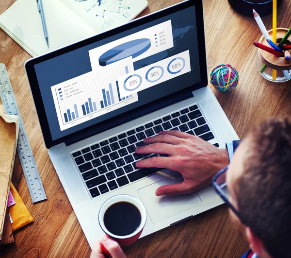 Man using computer — Stock Photo, Image