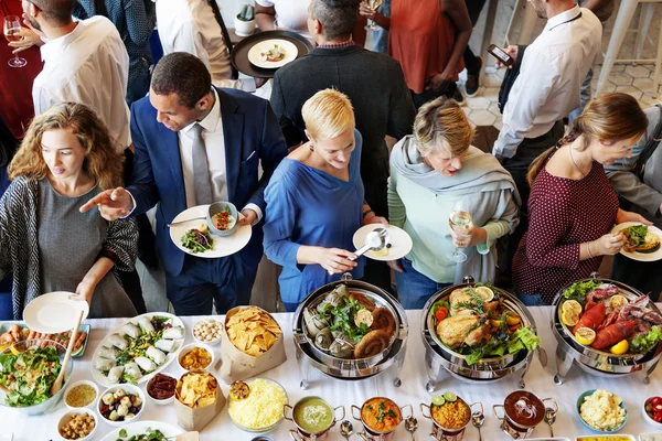 Diversité personnes manger réception nourriture — Photo