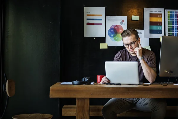 Mann arbeitet mit Computer — Stockfoto