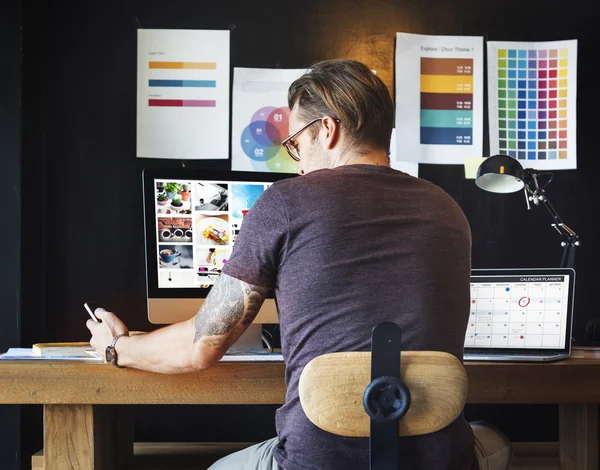 Man aan het werk met computer — Stockfoto