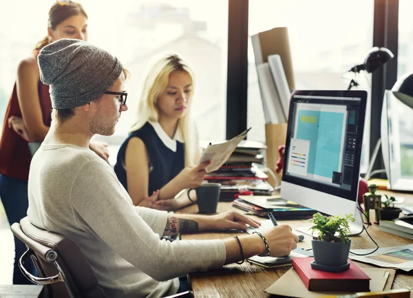 Hipsters trabajando en la oficina contemporánea —  Fotos de Stock