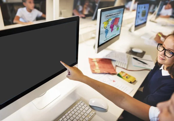 Élèves en classe d'informatique — Photo