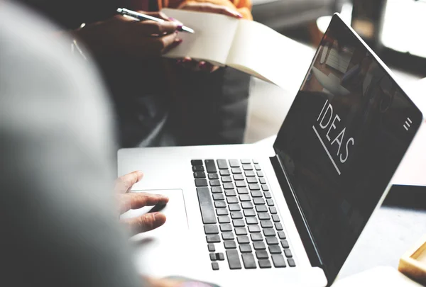 Person tippt auf Laptop-Tastatur — Stockfoto