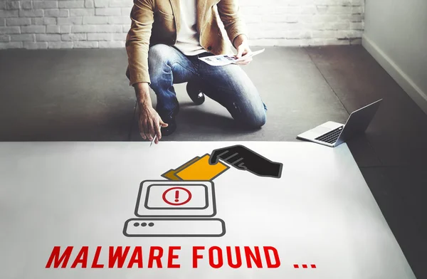 Zakenman werken met Malware gevonden — Stockfoto