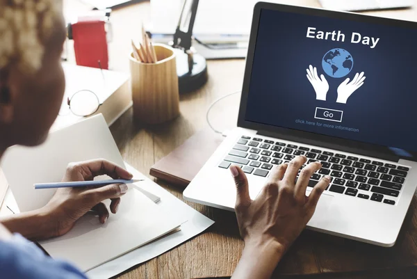 African woman working with computer — Stock Photo, Image