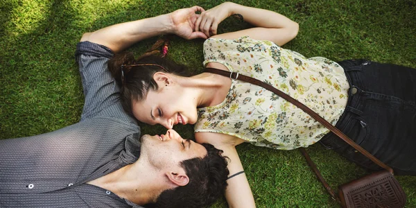 Beau couple posé sur l'herbe — Photo