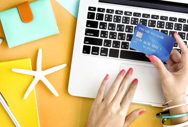 Computer en credit card, zomer Concept — Stockfoto