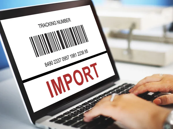 Laptop klavyesinde yazan kişi