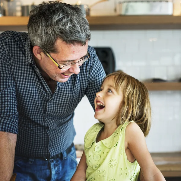 Маленькая девочка с отцом пекут печенье — стоковое фото
