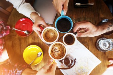 Arkadaşlar kahve içiyor. 