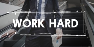  Arka planda yürüyen merdiven üzerinde işadamı