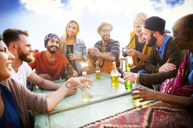 Arkadaşlar açık havada bira içmek