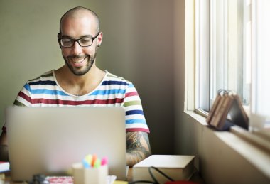 dizüstü bilgisayar kullanan adam. 