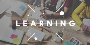 Üniversite öğrencileri birlikte beyin fırtınası