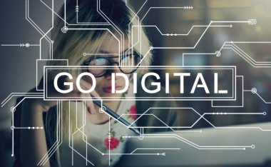 Ofiste dizüstü bilgisayar kullanan iş kadını