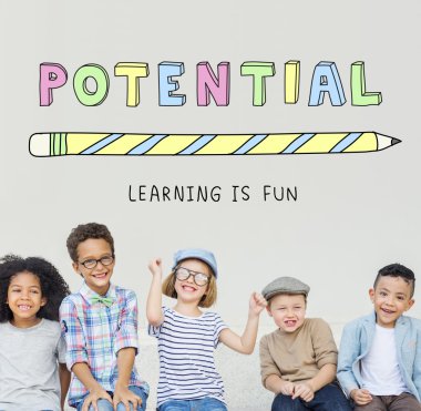 Çocuklar gülüyor ve eğlenin