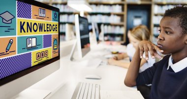 Bilgisayarla okuyan çocuklar