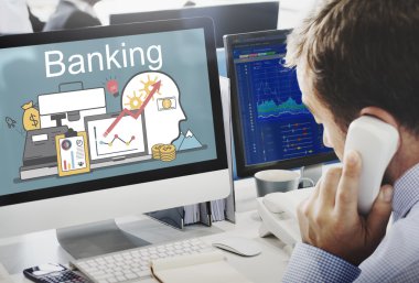 Bankacılık ile bilgisayarda çalışan iş adamı
