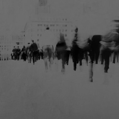 Şehirde yürüyen iş adamları 