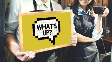 Garson blackboard tutan kafe yakınındaki