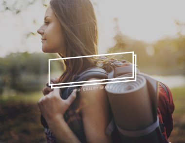 kız sırt çantası ile seyahat