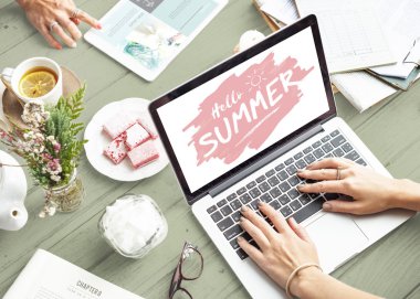 dizüstü bilgisayar kullanan kadın. 