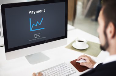 Bilgisayarda çalışan iş adamı