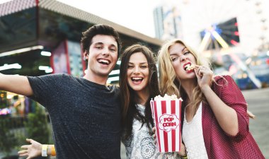 Arkadaşlar iyi eğlenceler eğlence parkı